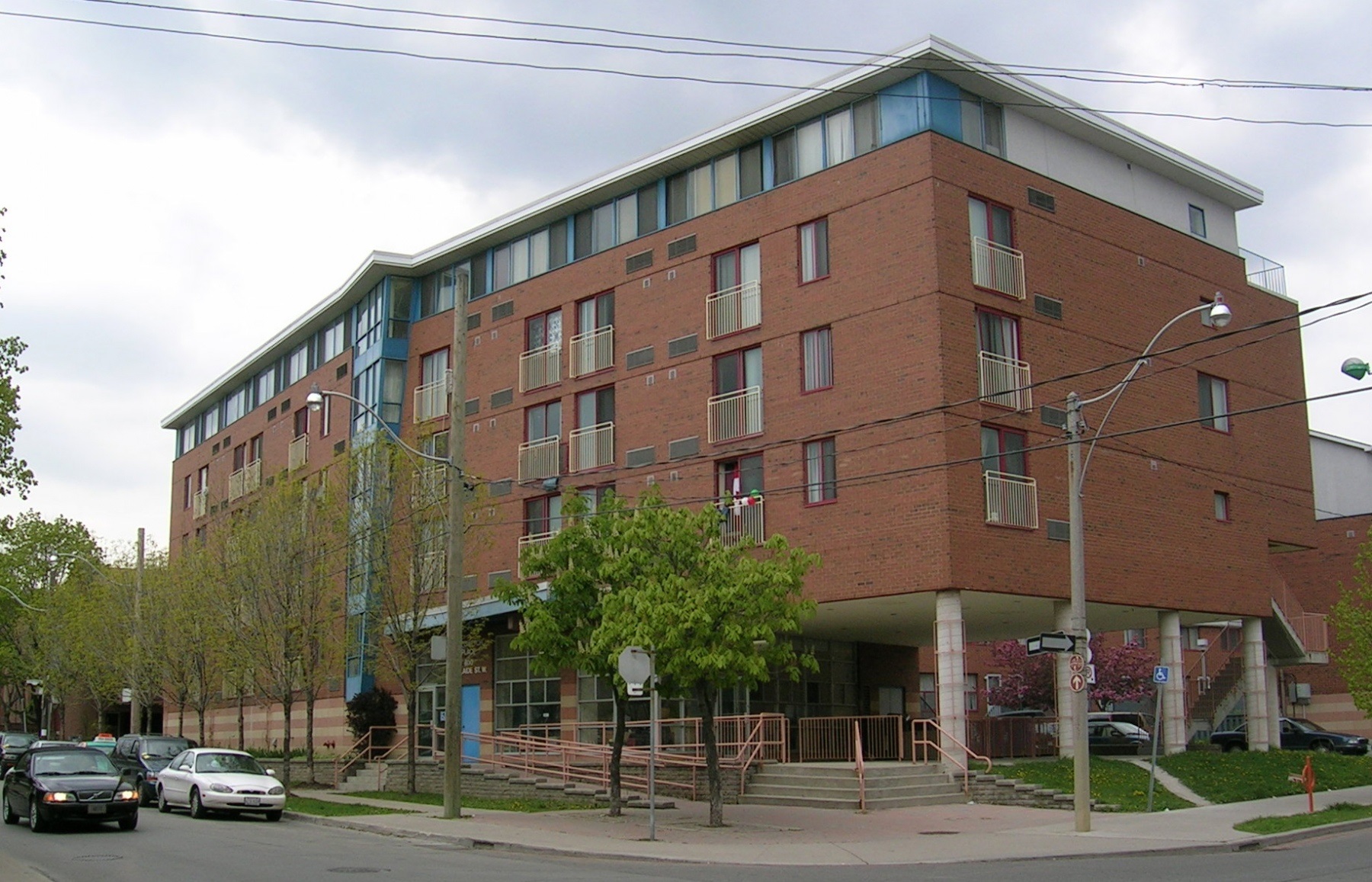 Meegwetch Place has 14 townhouses for families and 50 bachelor, one and two-bedroom apartments. Occupying a small block in the west-end of Toronto, residents are part of a diverse and vibrant community that speaks 19 languages. “Meegwetch” means “Thank you” in the First Nations language of the Ojibway.